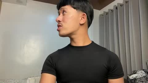 Snapshot of sweetguy102103 chatting on November 10, 11:20 am khrayan online show from November 10, 11:20 am