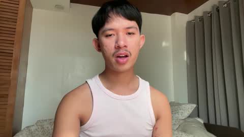 Snapshot of sweetguy102103 chatting on November 12, 12:33 am khrayan online show from November 12, 12:33 am