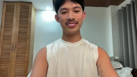 Snapshot of sweetguy102103 chatting on November 14, 4:22 am khrayan online show from November 14, 4:22 am