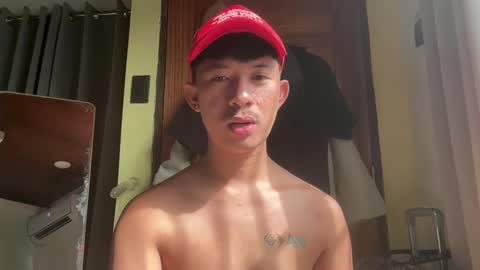 Snapshot of sweetguy102103 chatting on November 29, 12:46 am khrayan online show from November 29, 12:46 am