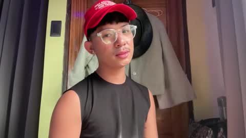 Snapshot of sweetguy102103 chatting on December 2, 1:44 am khrayan online show from December 2, 1:44 am