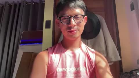 Snapshot of sweetguy102103 chatting on December 4, 12:53 am khrayan online show from December 4, 12:53 am