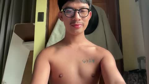 Snapshot of sweetguy102103 chatting on December 5, 1:36 am khrayan online show from December 5, 1:36 am