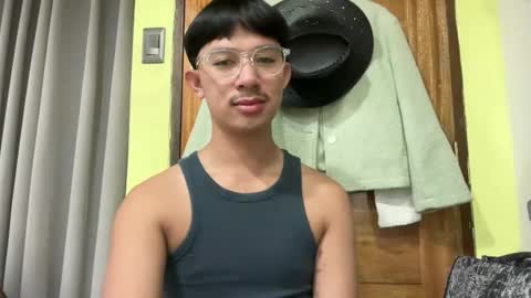 Snapshot of sweetguy102103 chatting on December 19, 12:28 am khrayan online show from December 19, 12:28 am