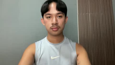 Snapshot of sweetguy102103 chatting on February 3, 2:53 am khrayan online show from February 3, 2:53 am