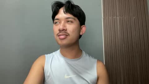 Snapshot of sweetguy102103 chatting on February 3, 6:51 am khrayan online show from February 3, 6:51 am