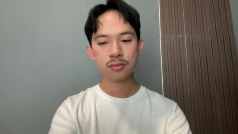 Snapshot of sweetguy102103 chatting on February 4, 12:38 am khrayan online show from February 4, 12:38 am