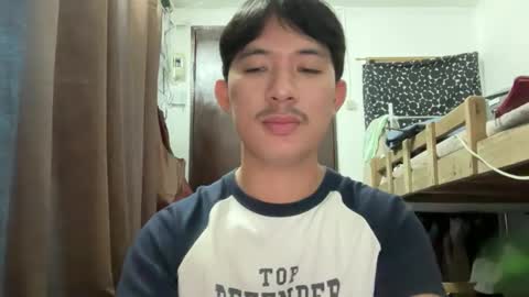 Snapshot of sweetguy102103 chatting on February 5, 3:22 am khrayan online show from February 5, 3:22 am