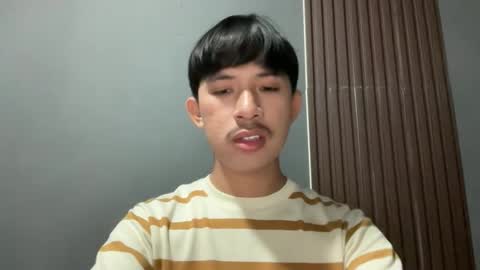 Snapshot of sweetguy102103 chatting on February 6, 2:49 am khrayan online show from February 6, 2:49 am