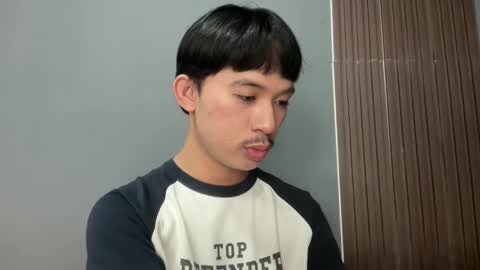 Snapshot of sweetguy102103 chatting on February 13, 5:03 am khrayan online show from February 13, 5:03 am