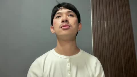 Snapshot of sweetguy102103 chatting on February 14, 9:39 am khrayan online show from February 14, 9:39 am