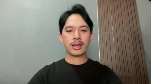 Snapshot of sweetguy102103 chatting on February 17, 2:30 am khrayan online show from February 17, 2:30 am