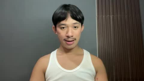 Snapshot of sweetguy102103 chatting on February 17, 2:35 pm khrayan online show from February 17, 2:35 pm