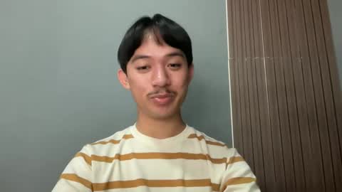 Snapshot of sweetguy102103 chatting on February 18, 2:40 am khrayan online show from February 18, 2:40 am