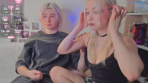 Snapshot of sweethearts_friends chatting on April 25, 7:33 pm sweethearts_friends online show from April 25, 7:33 pm