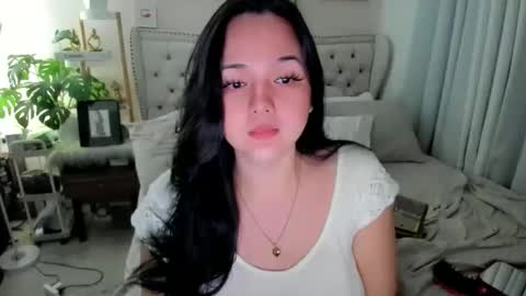 Snapshot of sweethoney369 chatting on October 1, 10:32 am Layla online show from October 1, 10:32 am