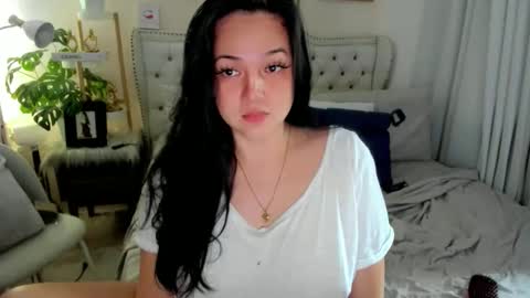 Snapshot of sweethoney369 chatting on October 22, 2:01 am Layla online show from October 22, 2:01 am