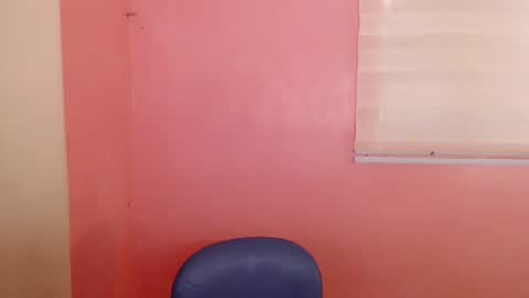 Snapshot of sweetleah_1998 chatting on February 7, 3:12 am Leah online show from February 7, 3:12 am