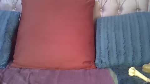 sweetmellowx1 online show from February 19, 3:06 am