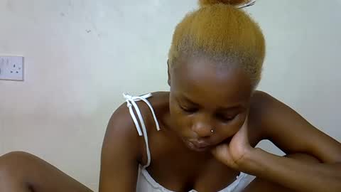 Snapshot of sweetrall chatting on February 22, 12:15 pm Lilly online show from February 22, 12:15 pm