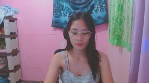 Snapshot of sweetsexygirl20 chatting on May 2, 12:21 pm Mia online show from May 2, 12:21 pm