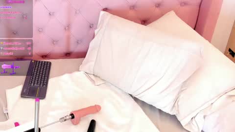 Snapshot of sweetsharon_ chatting on December 4, 1:42 pm Sharon online show from December 4, 1:42 pm