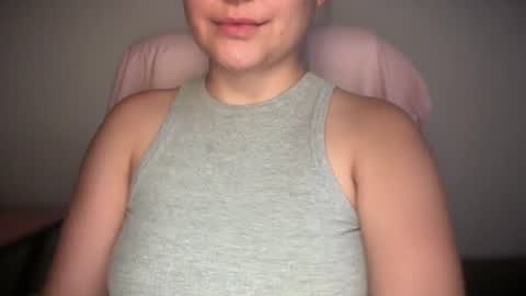 Snapshot of sweetssmashed chatting on July 6, 6:32 pm sweetssmashed online show from July 6, 6:32 pm