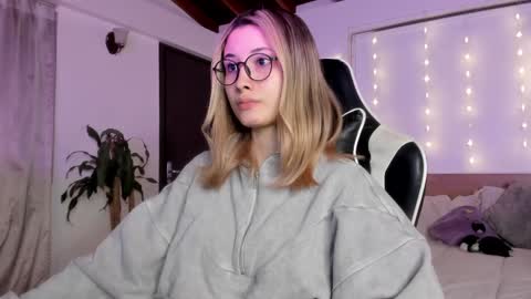 Cat independent model  online show from December 27, 8:56 am