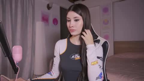 Cat independent model  online show from November 5, 2:00 am