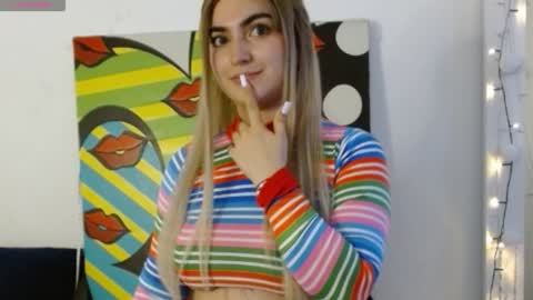 Snapshot of sweett_minionn chatting on January 6, 5:59 pm IG valeen mo Vale My schedule Monday to Friday900 am - 300 pm online show from January 6, 5:59 pm