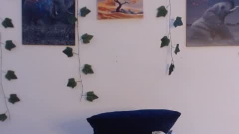 Snapshot of sweett_minionn chatting on February 6, 7:18 pm IG valeen mo Vale My schedule Monday to Friday900 am - 300 pm online show from February 6, 7:18 pm