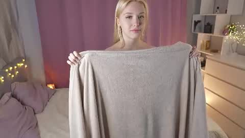 Snapshot of sweety_blondy chatting on July 19, 10:08 am Lily online show from July 19, 10:08 am