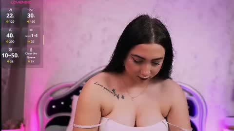 Snapshot of sweety_sasha18 chatting on June 23, 5:33 pm Sasha online show from June 23, 5:33 pm