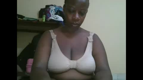 Snapshot of sweetyass25 chatting on October 27, 5:11 am sweetyass25 online show from October 27, 5:11 am