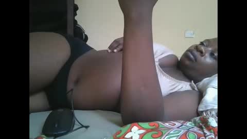 Snapshot of sweetyass25 chatting on November 18, 6:29 am sweetyass25 online show from November 18, 6:29 am