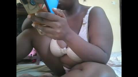 Snapshot of sweetyass25 chatting on November 30, 7:12 am sweetyass25 online show from November 30, 7:12 am