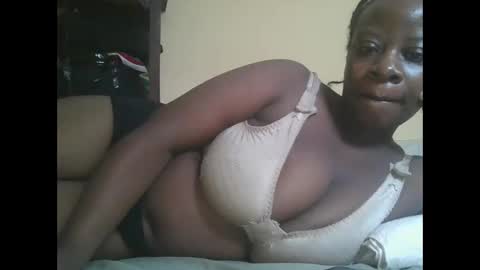 Snapshot of sweetyass25 chatting on December 2, 5:24 am sweetyass25 online show from December 2, 5:24 am