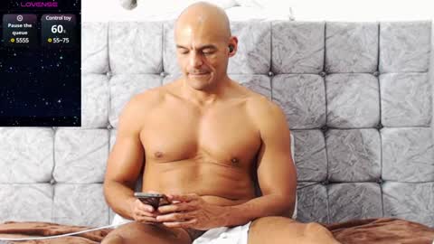 Snapshot of swimmer_summer chatting on December 17, 8:32 pm ------- Hi Im Willy follow me do not forget to put the thumb up online show from December 17, 8:32 pm