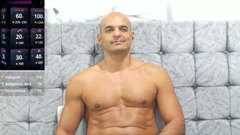 Snapshot of swimmer_summer chatting on January 3, 1:16 am ------- Hi Im Willy follow me do not forget to put the thumb up online show from January 3, 1:16 am