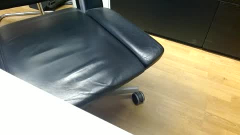 Snapshot of swisstom72 chatting on June 15, 10:01 pm swisstom72 online show from June 15, 10:01 pm