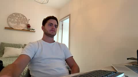 syl092 online show from March 31, 5:13 pm