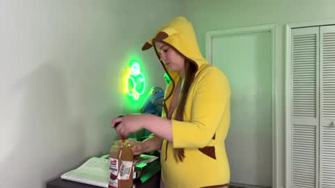 Snapshot of syndica chatting on October 11, 6:50 pm Jennah online show from October 11, 6:50 pm