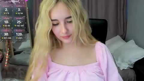 Snapshot of taisia_hot chatting on May 15, 8:21 am Taisia online show from May 15, 8:21 am