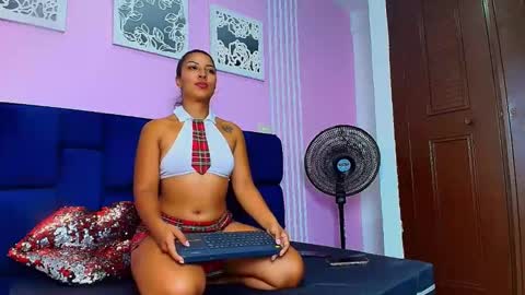 tall_hot_brunette online show from April 21, 6:44 pm