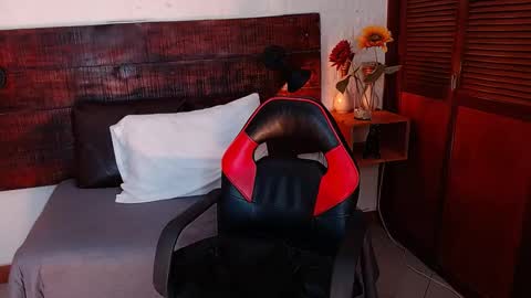    online show from December 9, 6:25 pm