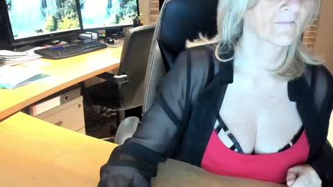 Snapshot of tammy4camfun chatting on December 9, 4:05 pm Tammy online show from December 9, 4:05 pm