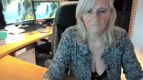 Snapshot of tammy4camfun chatting on December 17, 11:49 am Tammy online show from December 17, 11:49 am