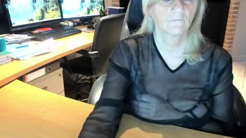 Snapshot of tammy4camfun chatting on December 18, 3:11 pm Tammy online show from December 18, 3:11 pm