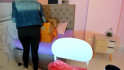 Snapshot of tania_duque chatting on September 25, 1:15 pm Tania online show from September 25, 1:15 pm