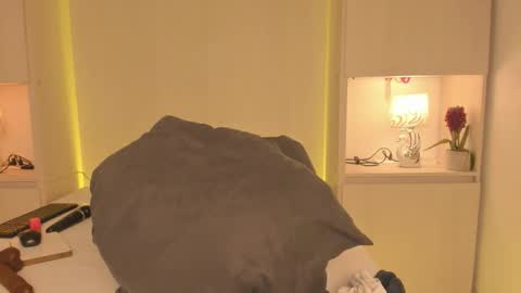  T A R A  online show from December 18, 4:46 pm